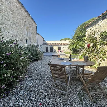 Casa de Férias Maison Historique 5 Pieces, 8 Couchages, Jardins Fleuris, Terrasse, Bbq, Proche La Rochelle Et Plages - Fr-1-246-714